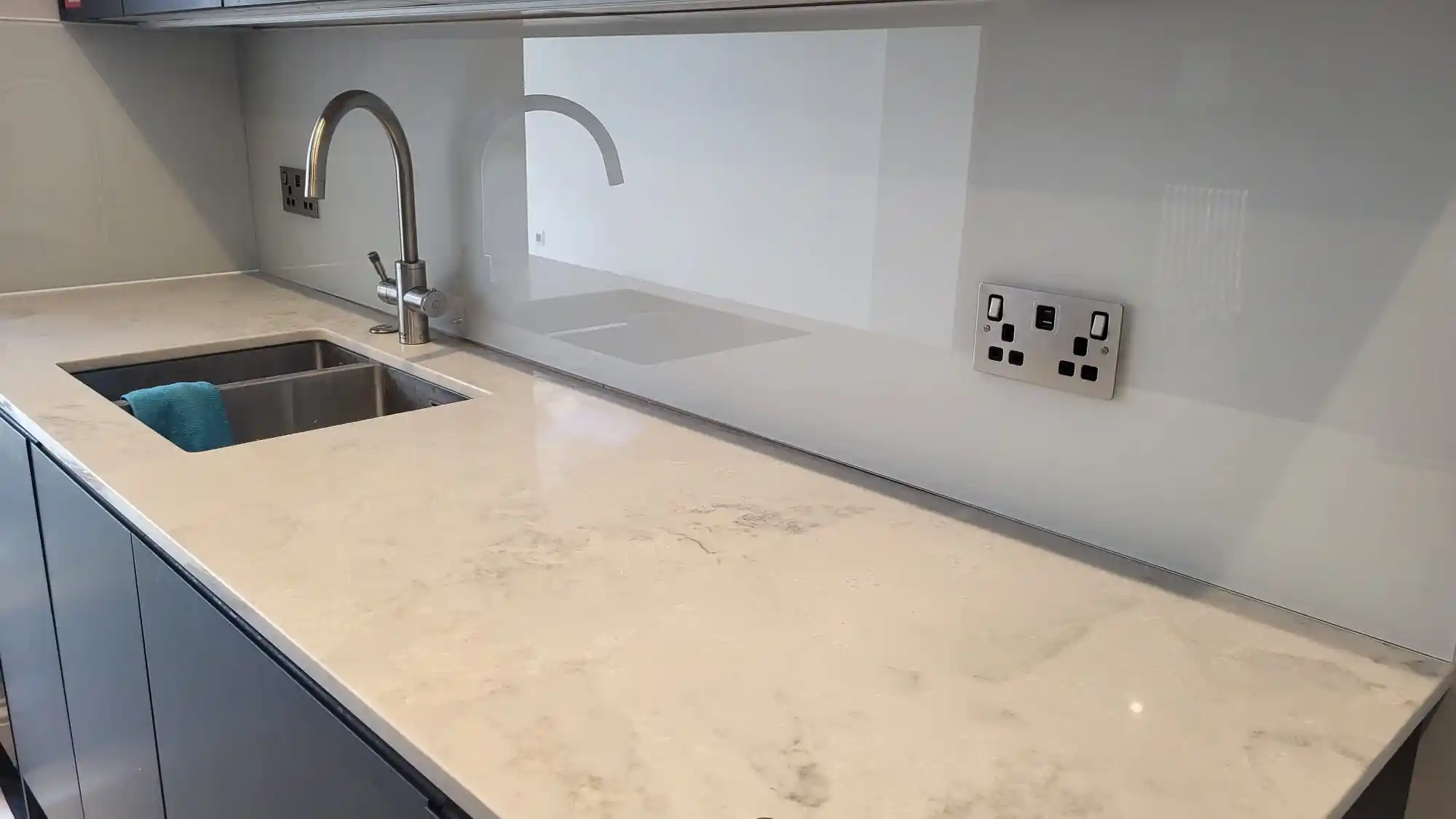Glass splashback above kitchen worktop with cut-outs by Bucks Glazing
