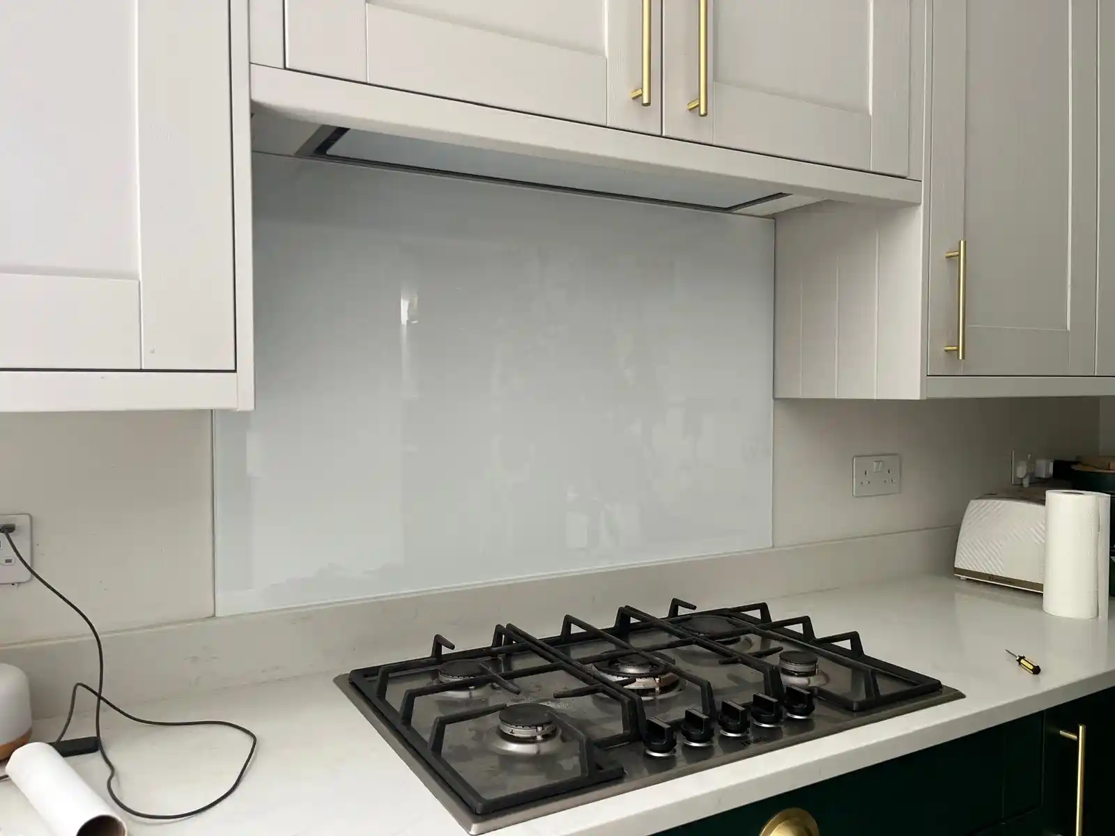 Coloured glass kitchen splashback by Bucks Glazing